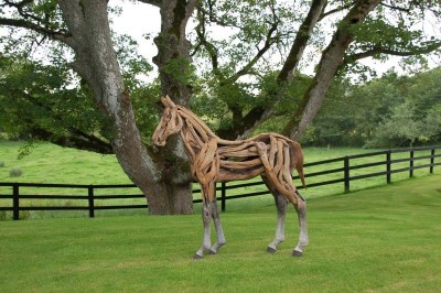 Lebensgroße Pferdeskulpturen aus Treibholz