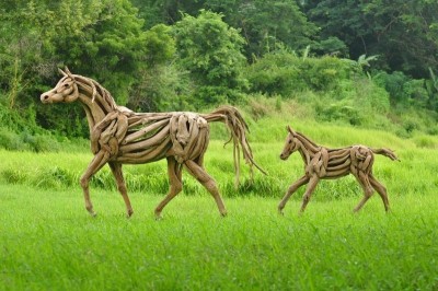 Lebensgroße Pferdeskulpturen aus Treibholz